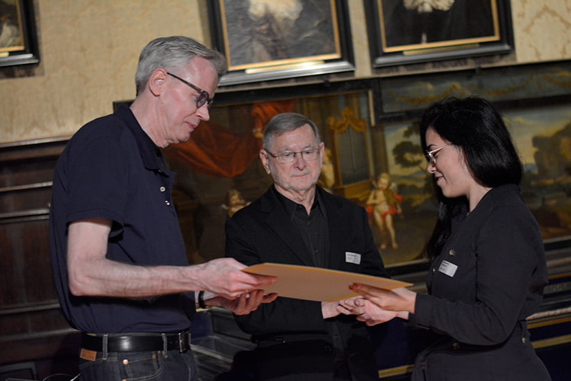 Frank E. Blokland presenting a diploma at the Plantin Institute of Typography in 2019