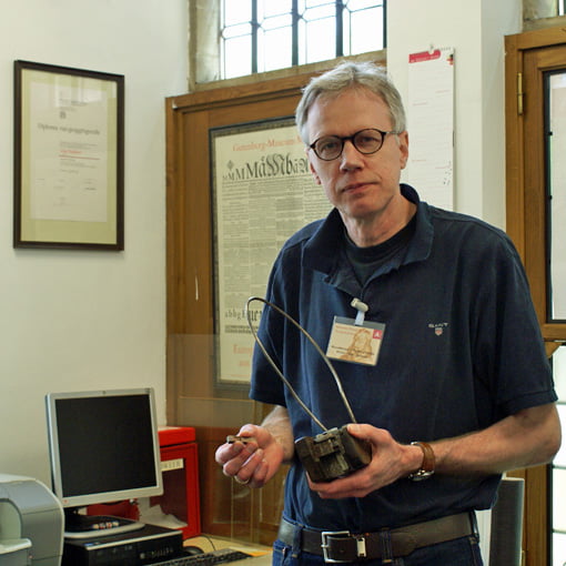 Frank E. Blokland with mould in the Museum Plantin-Moretus