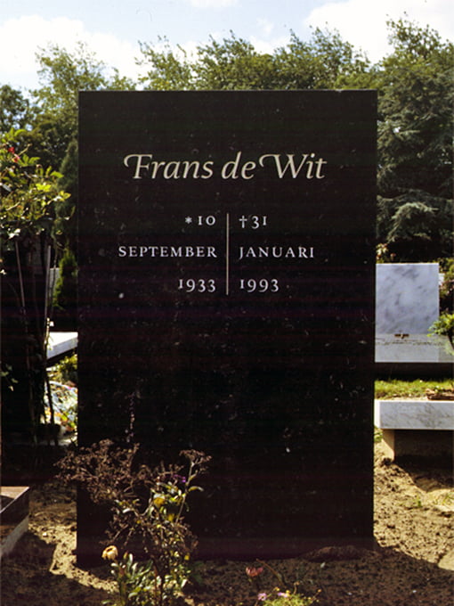 Grafsteen voor Frans de Wit in steen gebeiteld door Frank E. Blokland